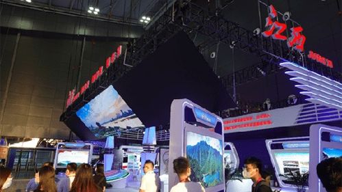 探館中非經(jīng)貿(mào)博覽會 商品琳瑯滿目，展覽精彩紛呈